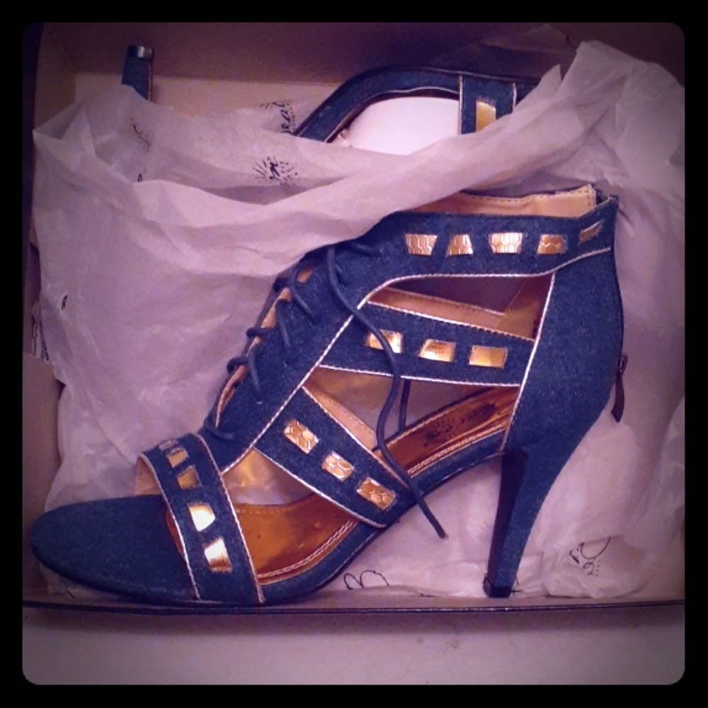 Dress sandals with heel